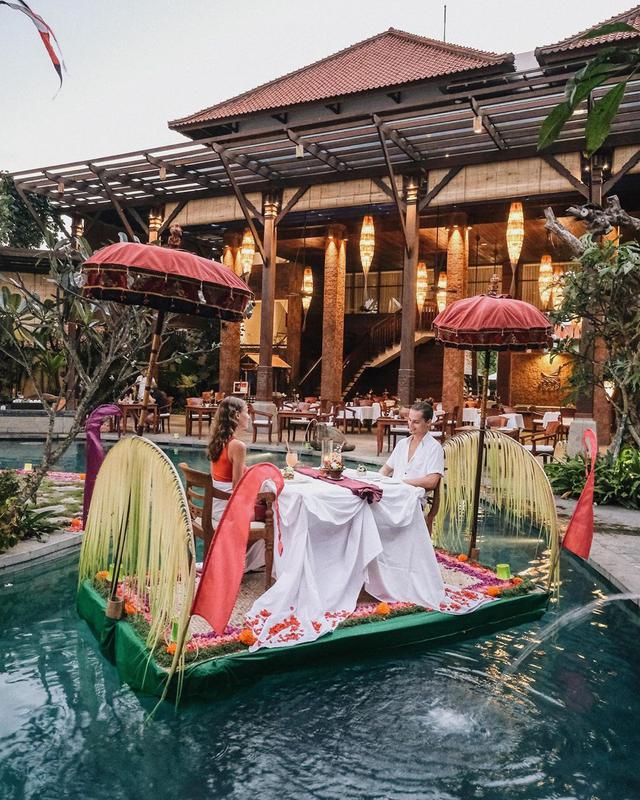 Plan A Romantic Floating Dinner - Photo by @thealantarasanur